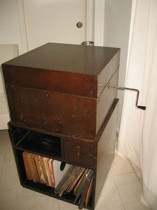 EXPERT Senior with record cabinet